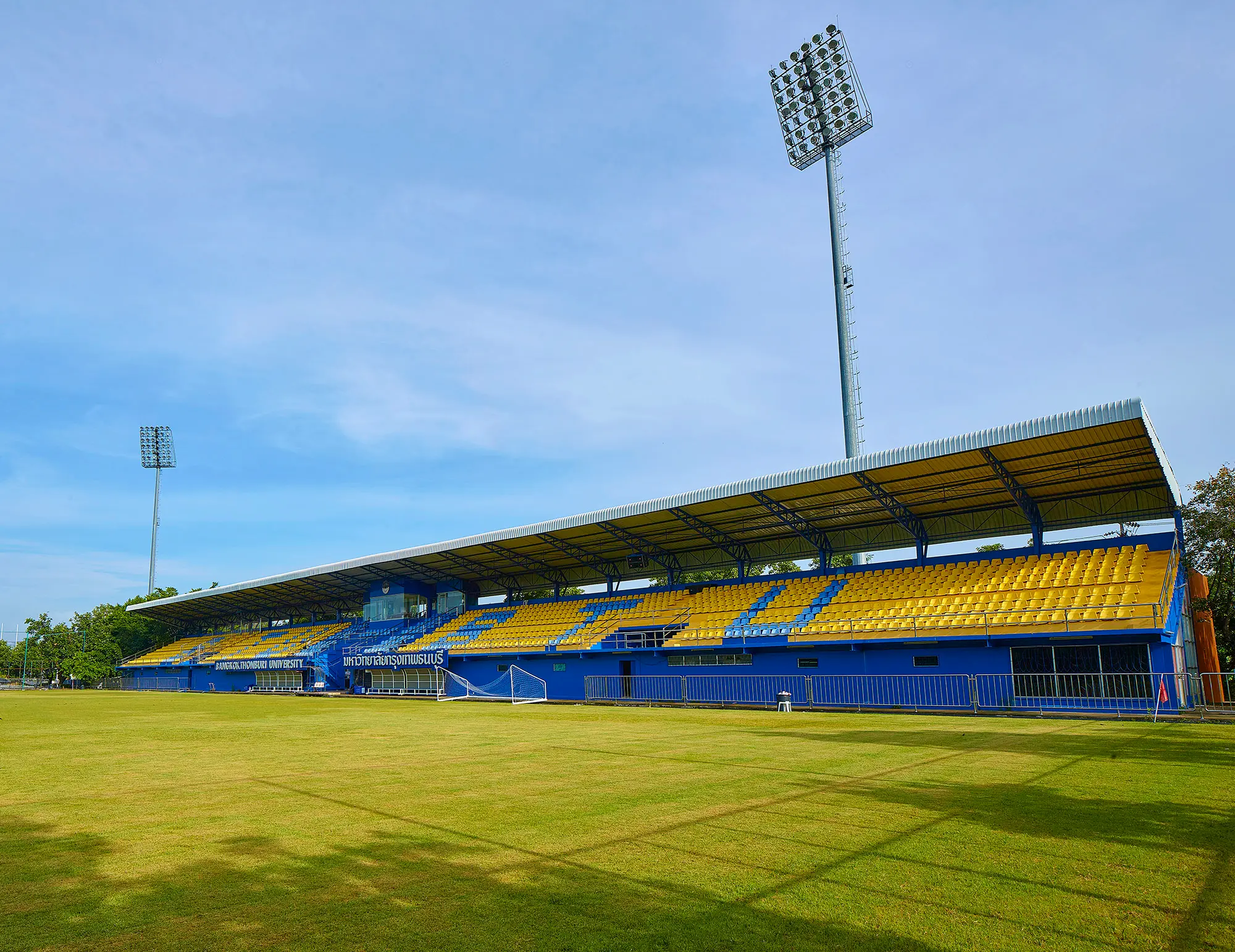 สนามฟุตบอล - ภาพถ่ายสถานที่ในมหาวิทยาลัยกรุงเทพธนบุรี