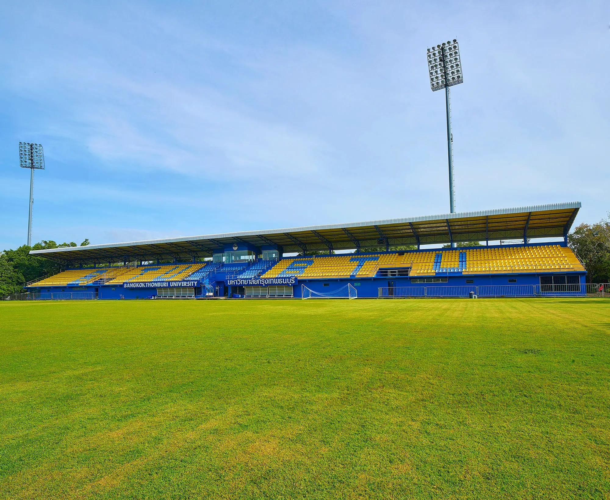 สนามฟุตบอล - ภาพถ่ายสถานที่ในมหาวิทยาลัยกรุงเทพธนบุรี