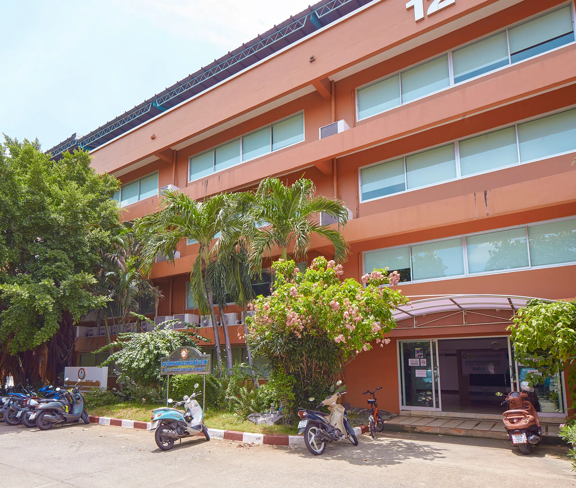 โรงอาหาร - ภาพถ่ายสถานที่ในมหาวิทยาลัยกรุงเทพธนบุรี