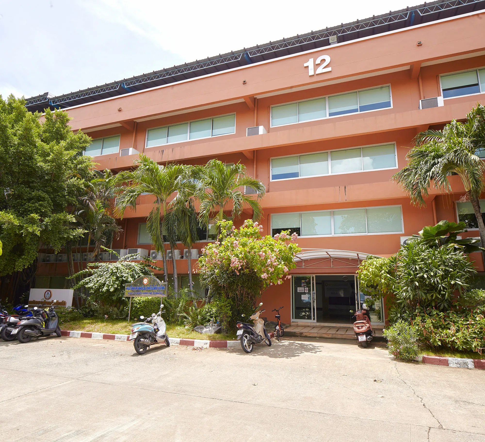 โรงอาหาร - ภาพถ่ายสถานที่ในมหาวิทยาลัยกรุงเทพธนบุรี