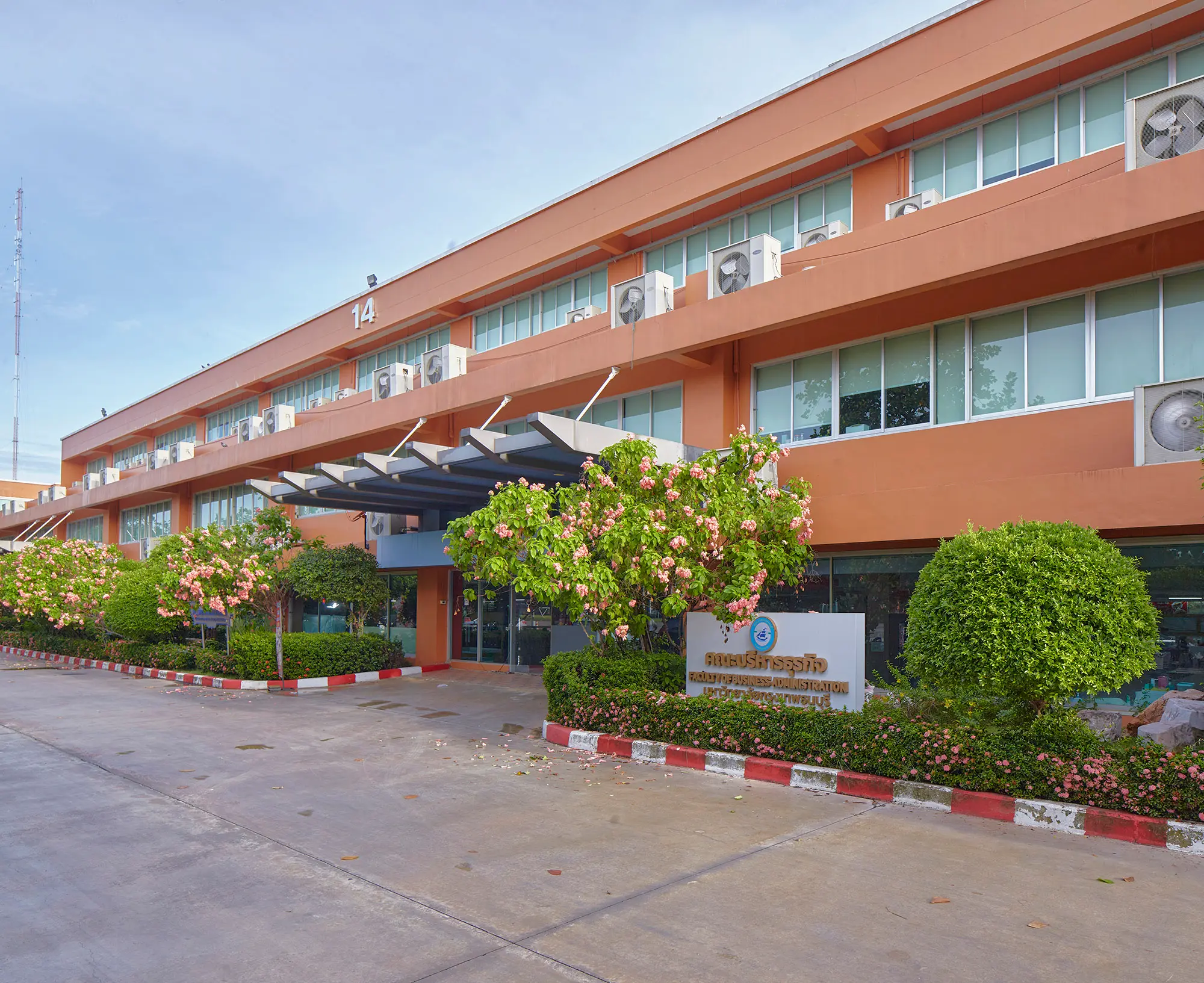 อาคารคณะบริหารธุรกิจ - ภาพถ่ายสถานที่ในมหาวิทยาลัยกรุงเทพธนบุรี