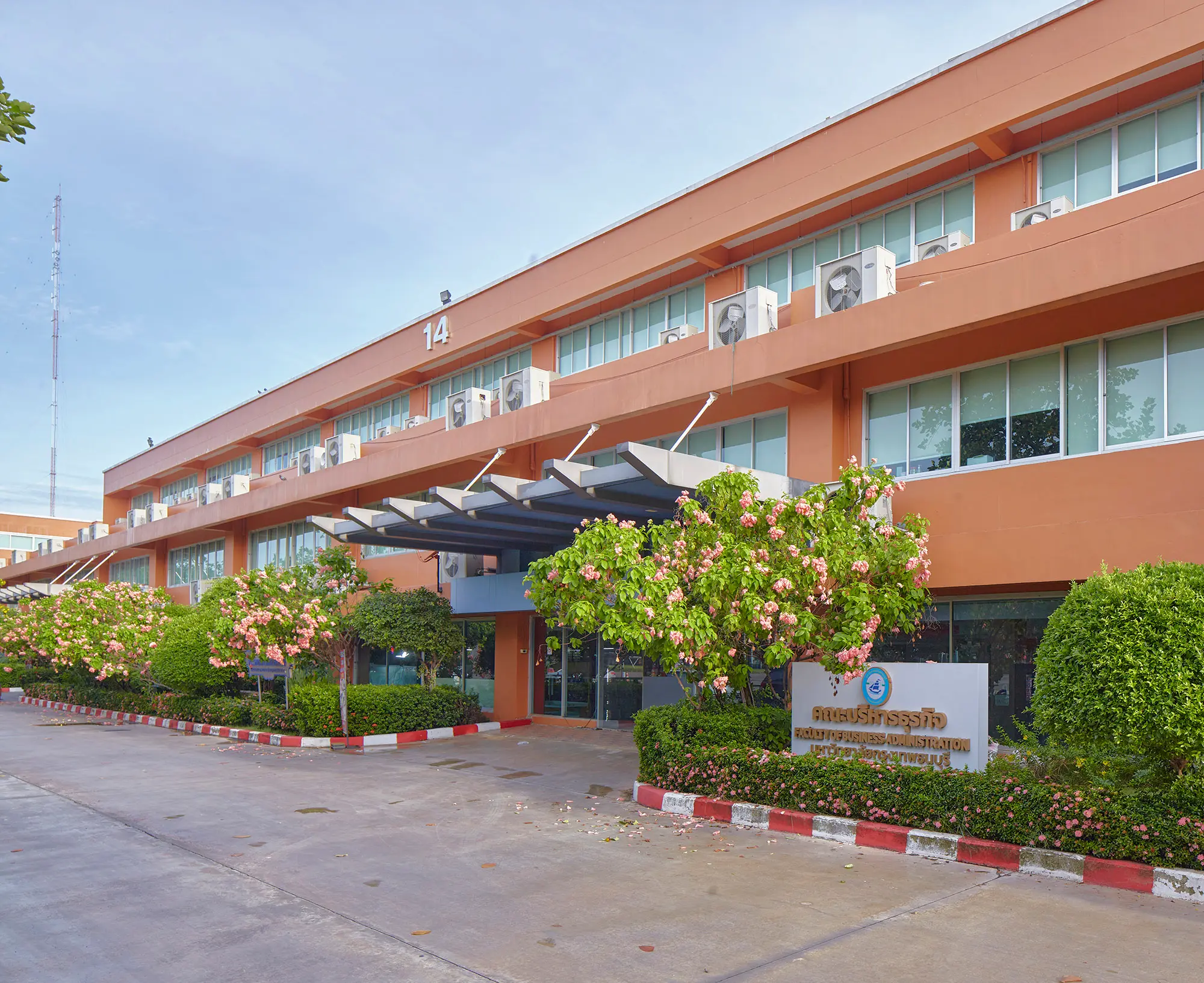 อาคารคณะบริหารธุรกิจ - ภาพถ่ายสถานที่ในมหาวิทยาลัยกรุงเทพธนบุรี
