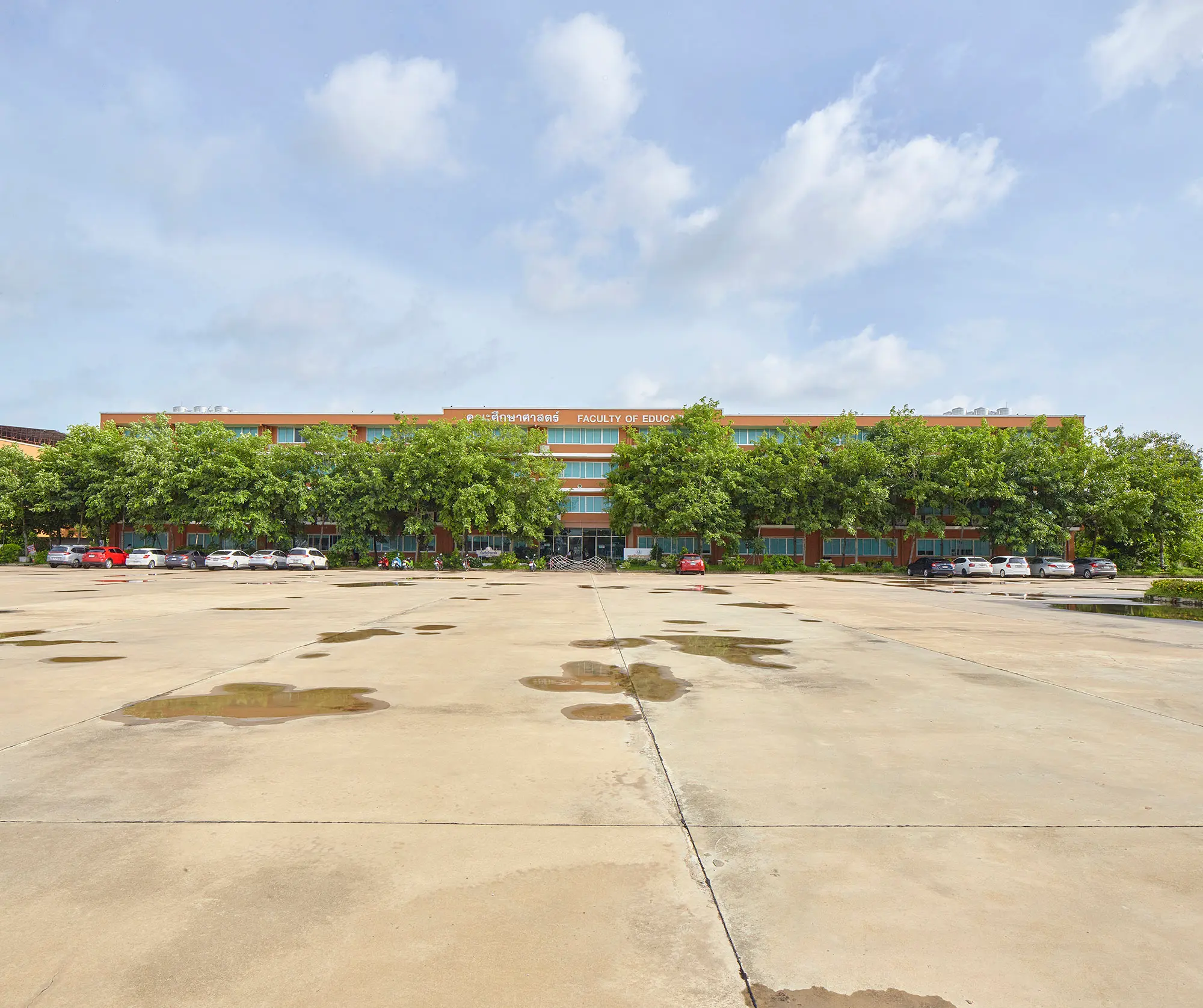 อาคารคณะศึกษาศาสตร์ - ภาพถ่ายสถานที่ในมหาวิทยาลัยกรุงเทพธนบุรี