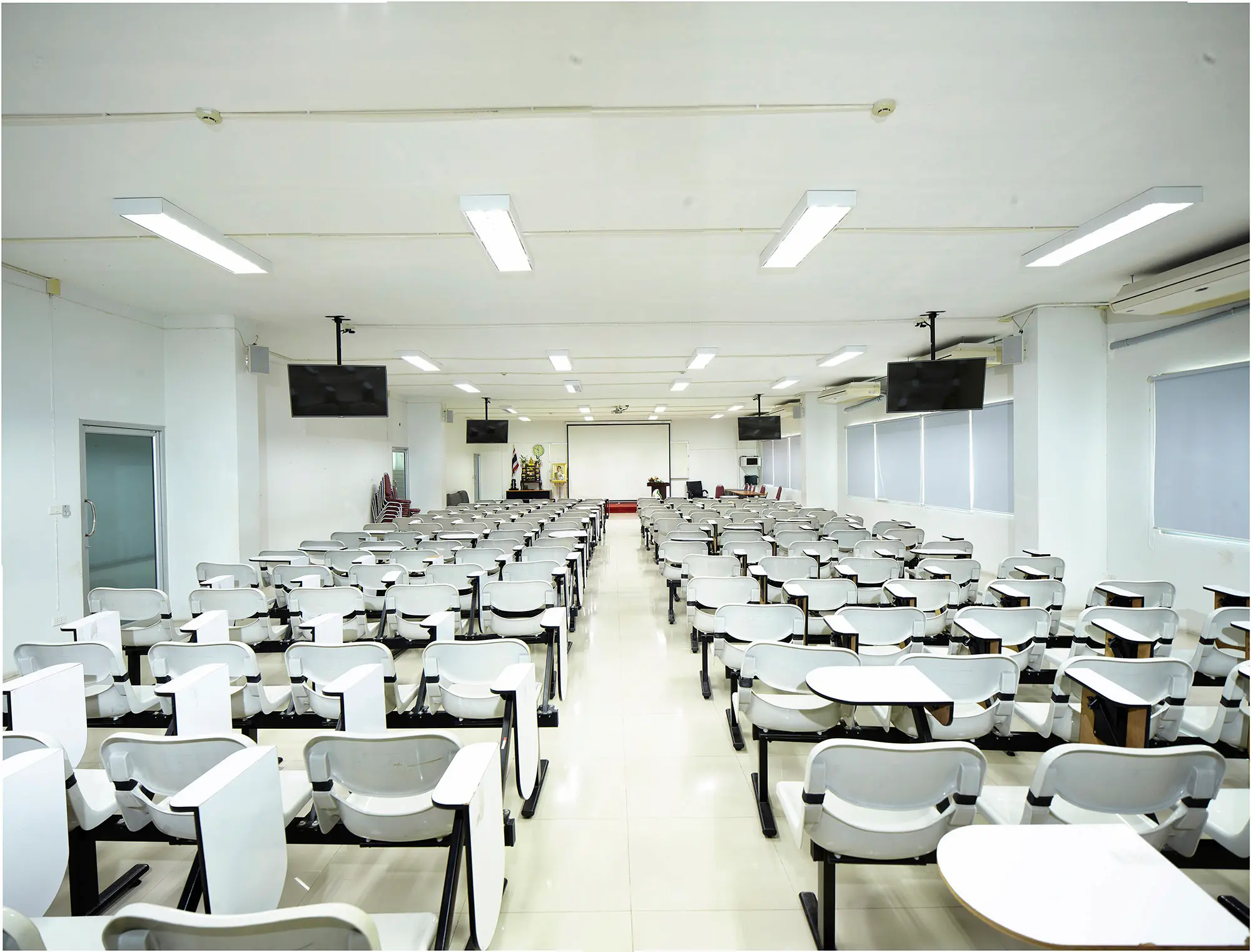 อาคารคณะศึกษาศาสตร์ - ภาพถ่ายสถานที่ในมหาวิทยาลัยกรุงเทพธนบุรี