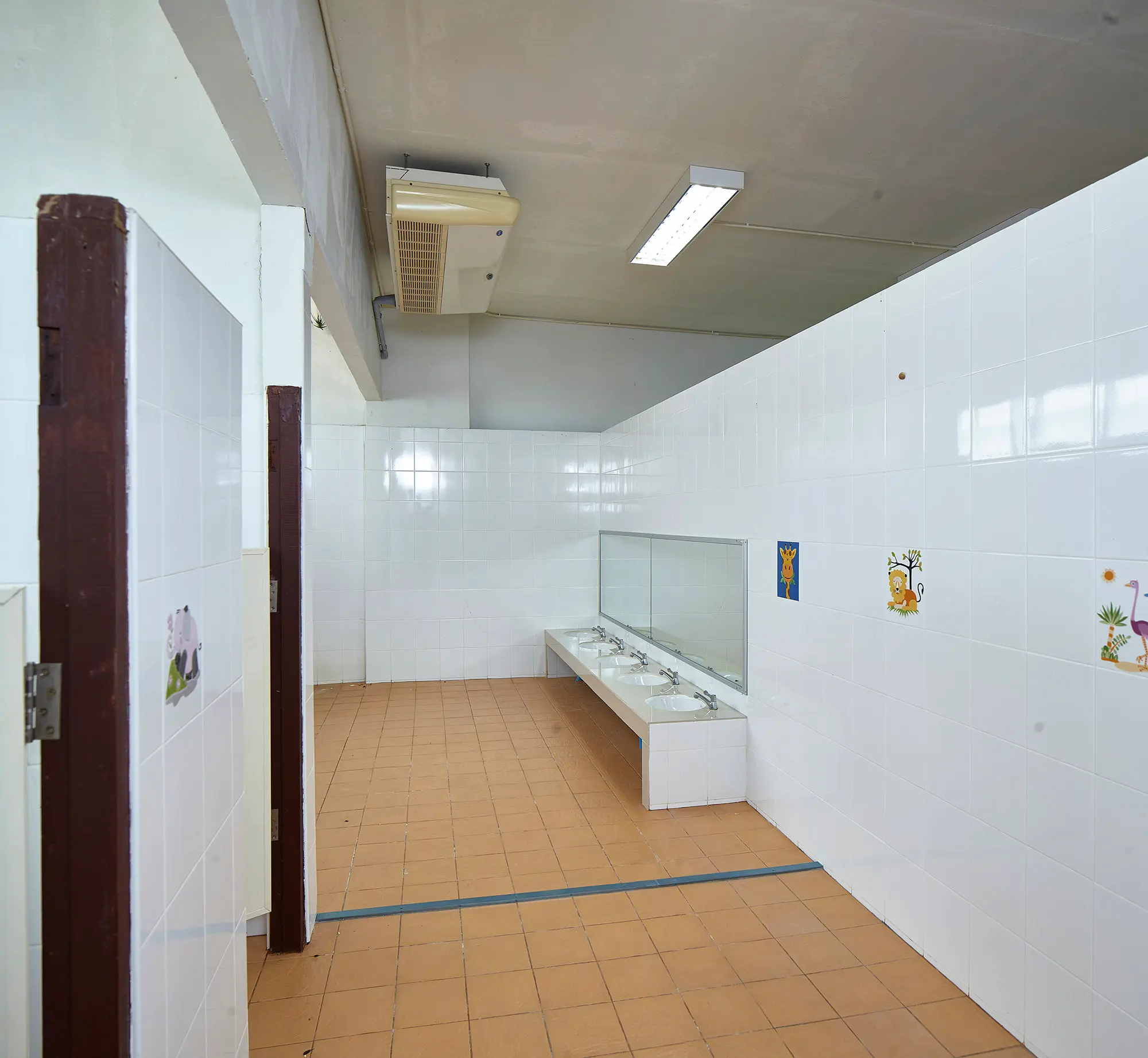 อาคารคณะศึกษาศาสตร์ - ภาพถ่ายสถานที่ในมหาวิทยาลัยกรุงเทพธนบุรี