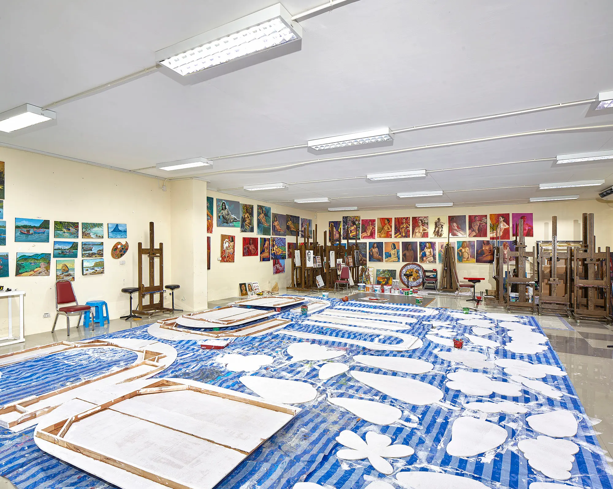 อาคารคณะศิลปกรรมศาสตร์ - ภาพถ่ายสถานที่ในมหาวิทยาลัยกรุงเทพธนบุรี