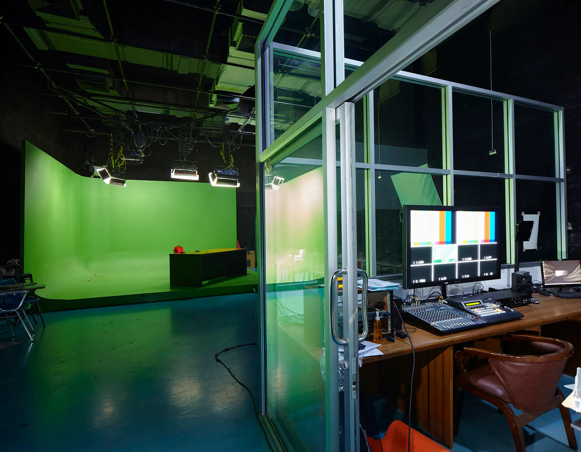 อาคารคณะนิเทศศาสตร์ - ภาพถ่ายสถานที่ในมหาวิทยาลัยกรุงเทพธนบุรี