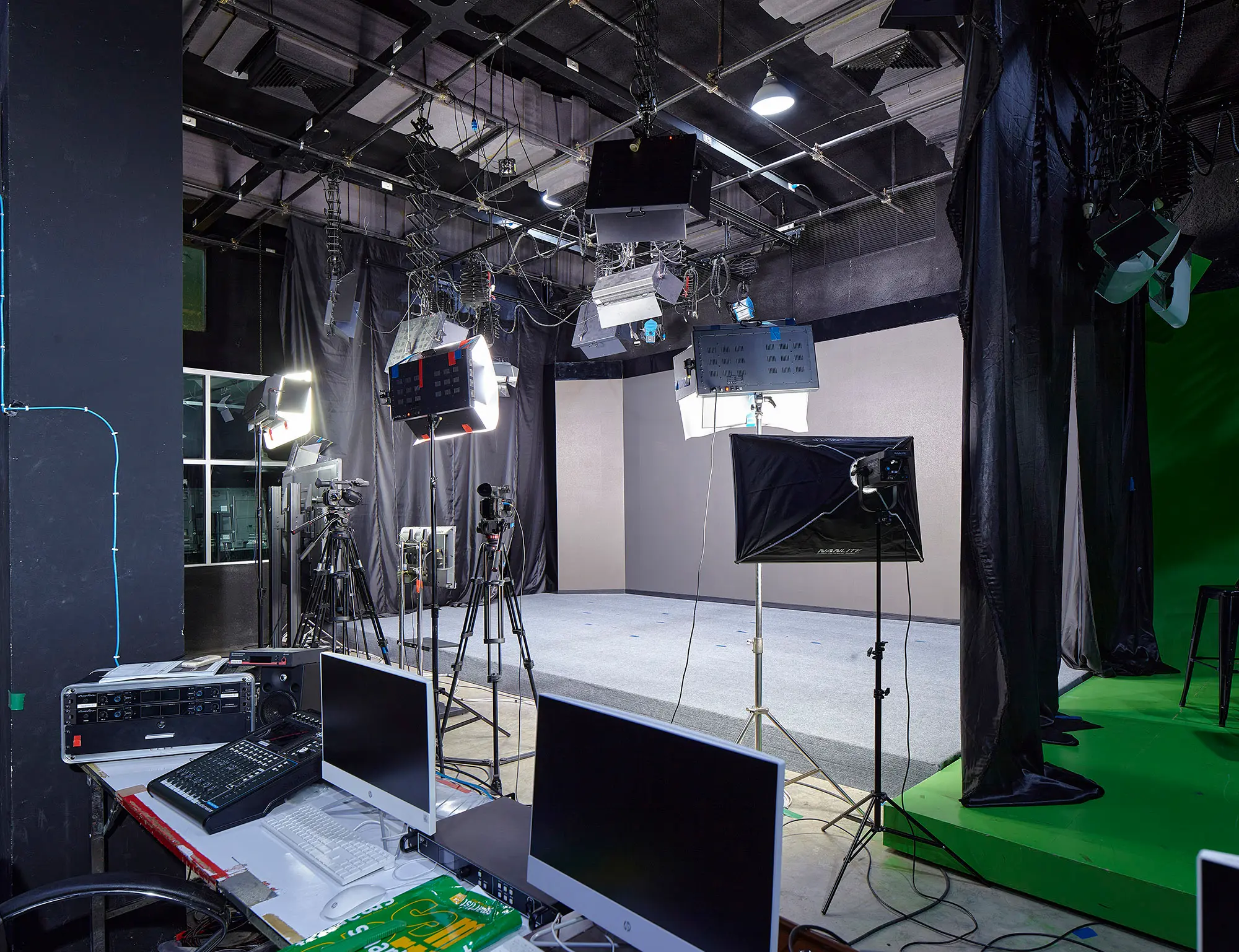 อาคารคณะนิเทศศาสตร์ - ภาพถ่ายสถานที่ในมหาวิทยาลัยกรุงเทพธนบุรี