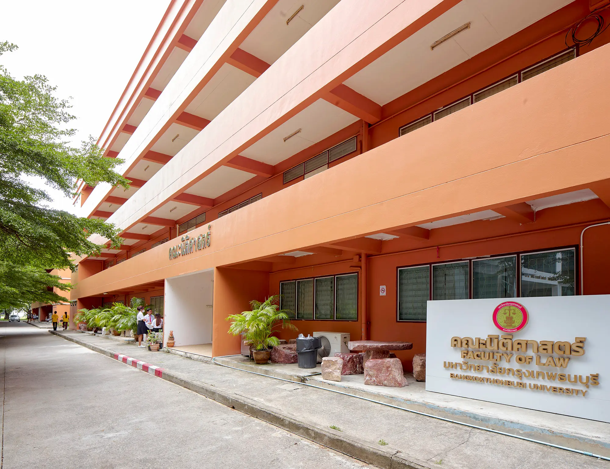 อาคารคณะนิติศาสตร์ - ภาพถ่ายสถานที่ในมหาวิทยาลัยกรุงเทพธนบุรี