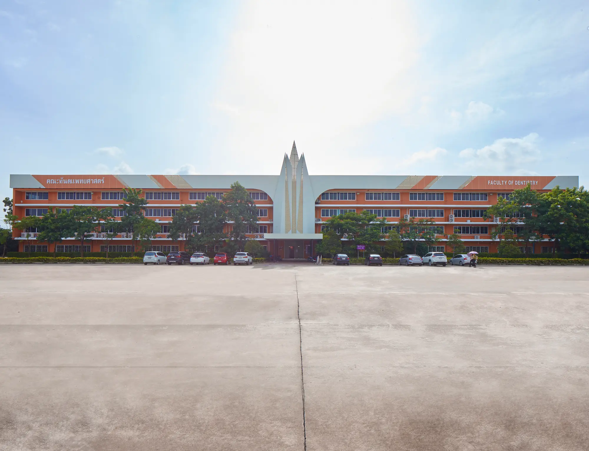 อาคารคณะทันตะแพทยศาสตร์ - ภาพถ่ายสถานที่ในมหาวิทยาลัยกรุงเทพธนบุรี