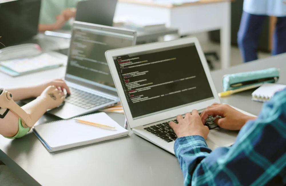 15. นักพัฒนาซอฟต์แวร์และระบบดิจิทัล